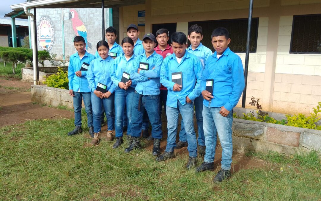 Estudiantes del Undécimo grado del ITC Cristina de Borbón de la comunidad de Zacate Blanco Yarula, realizaron Sondeo de Mercado en los rubros de Anturios, Cúrcuma, nectarina y plantas ornamentales