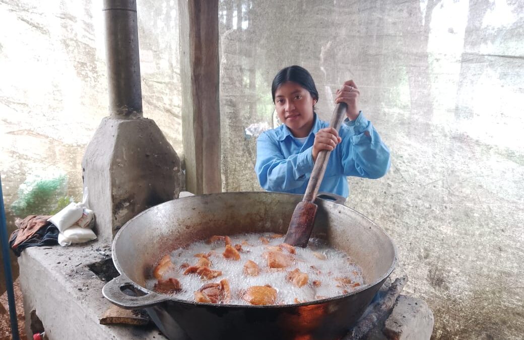 Estudiantes del ITC Cristina de Borbón de la comunidad de Zacate Blanco, Yarula que integran la microempresa Huevos Felices realizaron el destazo de cerdos y el procesamiento de sus derivados en la preparación de chicharrones y chanfaina para su comercialización.