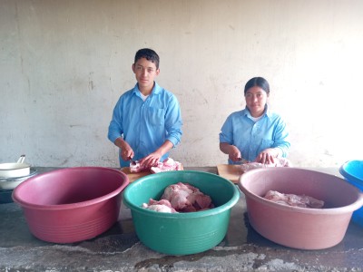 Jóvenes del ITC  Cristina de Borbón que integran la microempresa ¨Huevos Felices¨ dándole valor agregado a la carne de cerdo con la preparación de chicharrones para su comercialización.