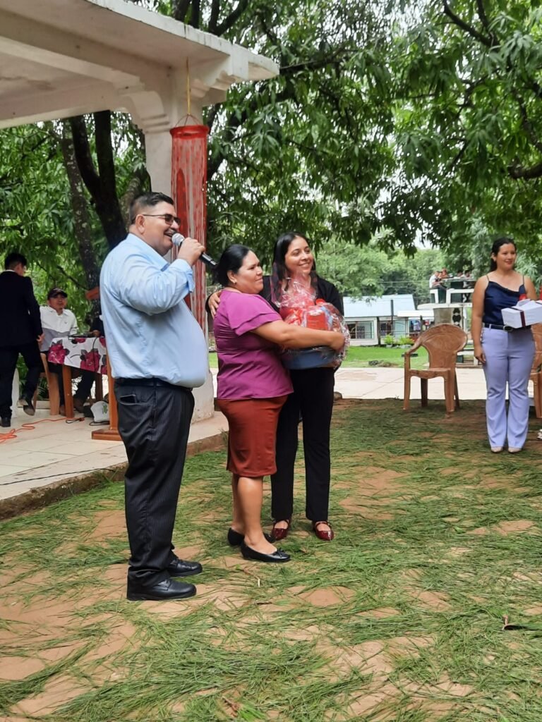 El encanto, la alegria invadió los rostros de estas hermosas Madres, cuando con bombos y platillos fueron recibidas y festejadas con amor.