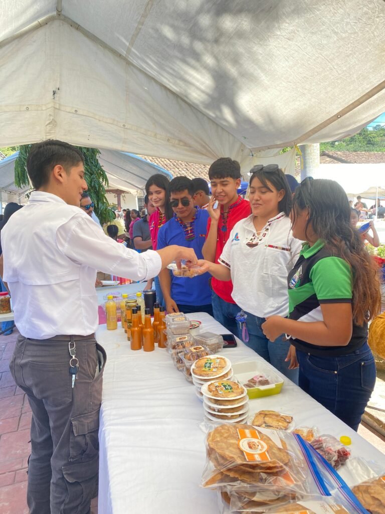 LOS ALUMNOS DEL IGTC "JOSÉ MARIA MEDINA" EXPONEN PRODUCTOS ELABORADOS 