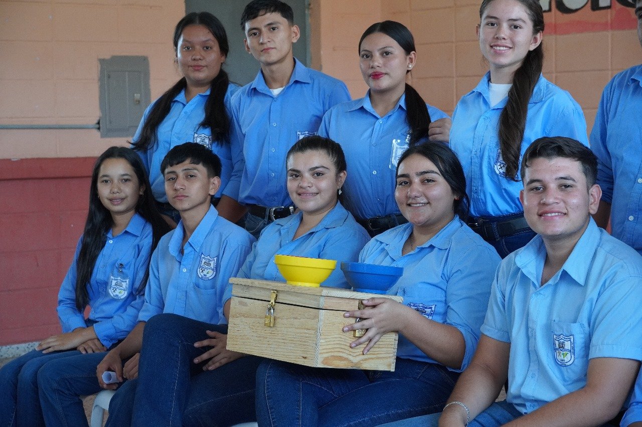 Jóvenes realizando actividades de ahorro y préstamo.